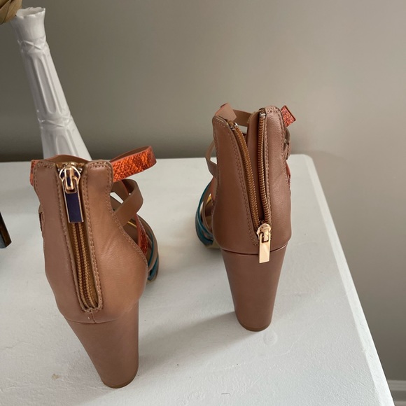 Size 8.5 multi colored sandals - Picture 3 of 4